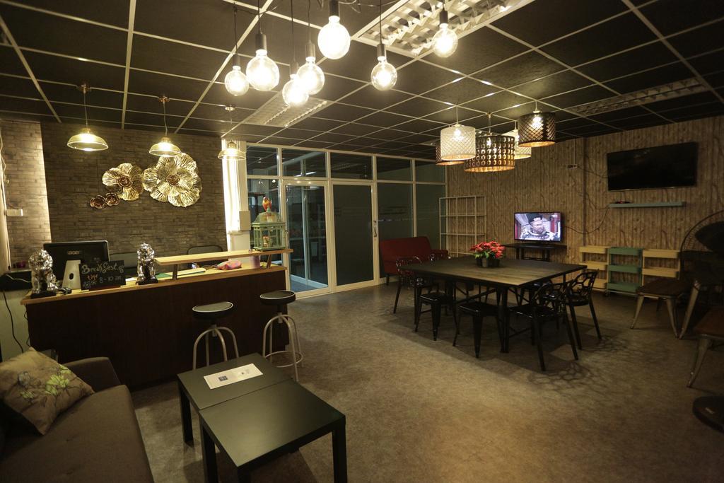Tiger Lily Hostel 방콕 외부 사진