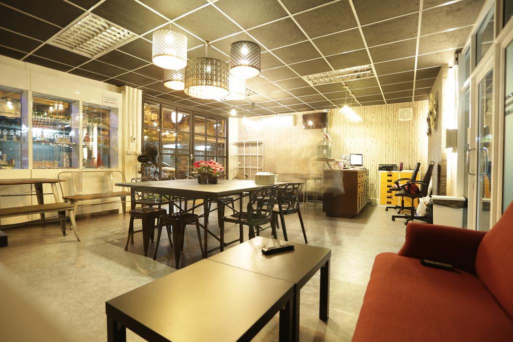 Tiger Lily Hostel 방콕 외부 사진